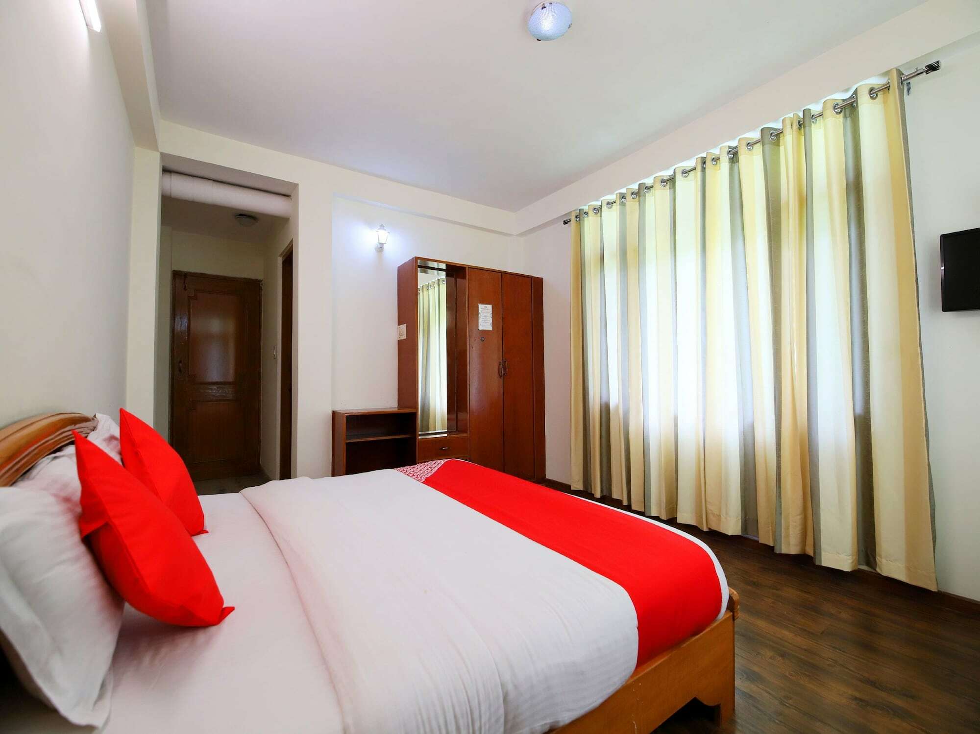 Hotel Oyo 14218 Elixir 3*